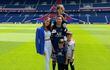 Lionel Messi junto a su esposa Antonela Roccuzzo y sus tres hijos.