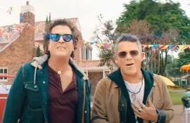 Carlos Vives y Alejandro Sanz en el vídeo de "For Sale".