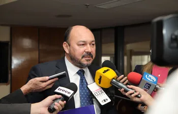 Julio Fernández, director de Aduanas, aseguró que la recaudación mejoró porque se corrigió la complicidad interna con el contrabando.