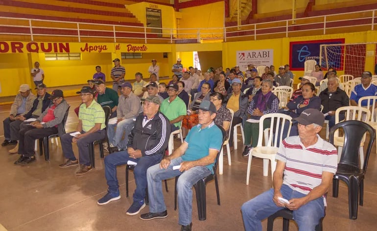 Una total de 122 adultos mayores de Juan León Mallorquín recibieron tarjetas magnéticas para cobro del subsidio.