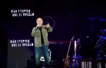 El cantante Joan Manuel Serrat participó ayer del concierto solidario "Más fuertes que el volcán" celebrado en el Wizink Center de Madrid. EFE/Luca Piergiovanni