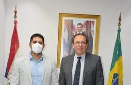 La determinación fue oficializada tras la reunión mantenida entre el director general paraguayo de Itaipú, Manuel María Cáceres (izq.), y el intendente de la Municipalidad de Asunción, Óscar Rodríguez (der.).