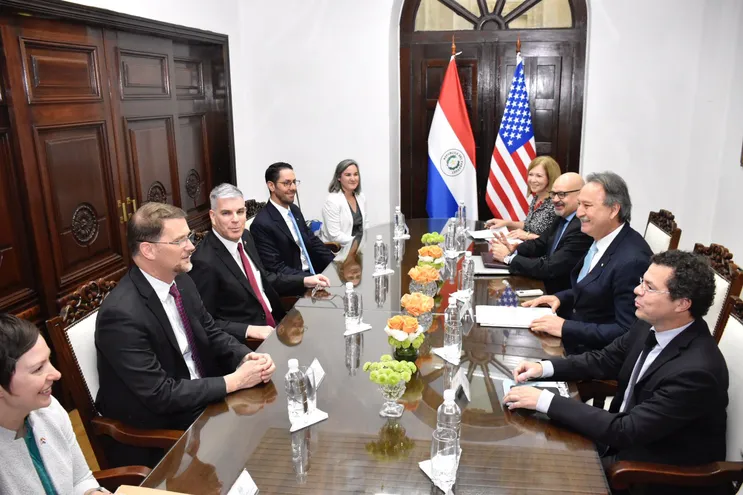 El subsecretario de Estado Mark Wells y el  embajador de EE.UU. en Paraguay, Marc Ostfield en la Cancillería Nacional.