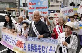 Sobrevivientes de la bomba atómica se manifiestan exigiendo la abolición de las armas nucleares en Hiroshima, el pasado sábado.