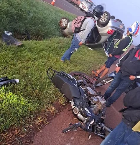 El automóvil, tras embestir y arrastrar a la motocicleta, terminó volcando.