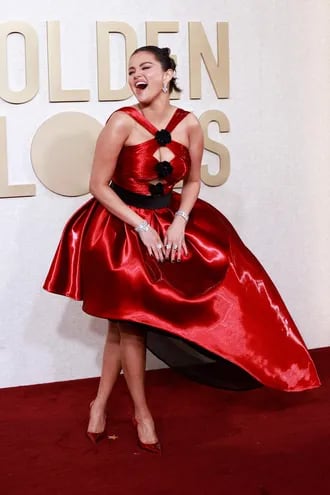 Selena Gómez en la alfombra roja de los Globos de Oro 2024.
