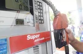 A nivel local hablan de suba del precio de los combustibles por culpa de decreto y a nivel internacional está bajando.