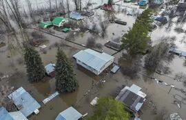 La situación de las inundaciones en la región de Orenburgo, Rusia, es crítica. En la zona permanecen 2.028 edificios residenciales y 2.522 solares para viviendas, quienes ahora deben evacuar.
