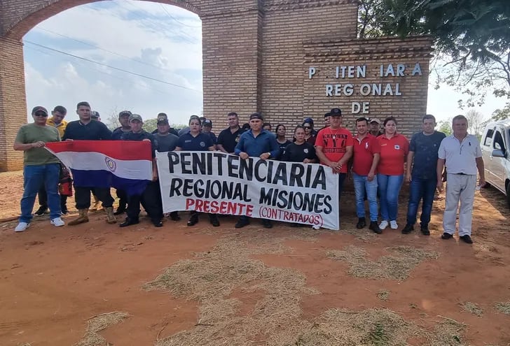 Cincuenta funcionarios de la penitenciaria regional de Misiones, exigen el pago de sus salarios y la renovación de sus contratos.