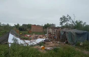 Esta es una de las viviendas destruidas por temporal ayer en Itacurubi del Rosario.