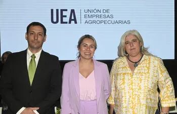 Raimundo Llano, presidente de la Unión de Empresas Agropecuarias (UEA); la ministra de Turismo, Angie Duarte y Kareen Petersen, vicepresidenta de la UEA.