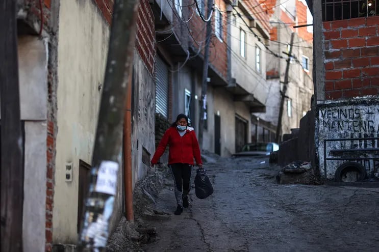Una mujer camina la villa 21 en el barrio de Barracas en Buenos Aires (Argentina). Más de 10 millones de argentinos son incapaces de salir de la pobreza estructural, según datos oficiales.  (EFE, archivo)