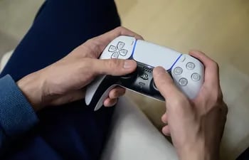 Un gamer juega con su nueva Playstation PS5 de Sony.