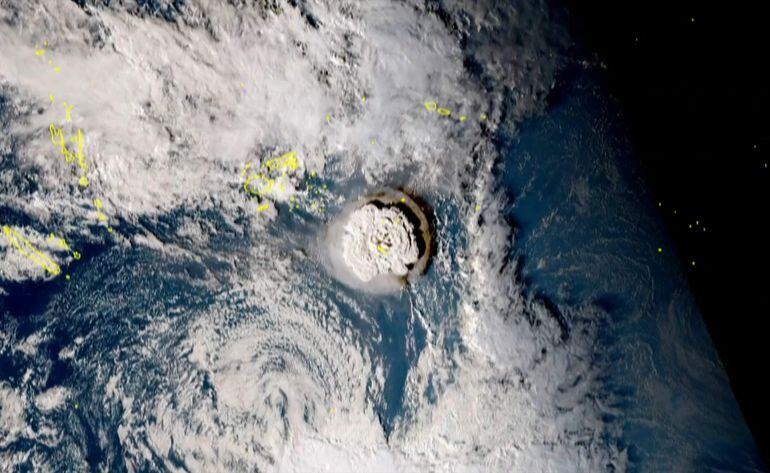 Emiten alerta de tsunami en costa oriental de Japón tras la erupción en Tonga.