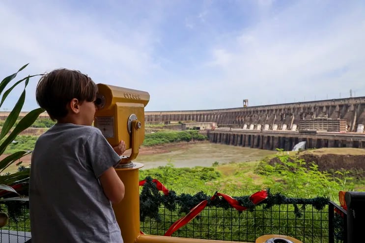 Un turista observa la represa de la Itaipú Binacional.