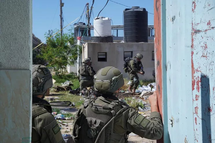 Fotografía publicada por el ejército israelí el 8 de mayo de 2024, mostrando a las fuerzas israelíes operando en Rafah, en el sur de la Franja de Gaza.