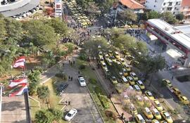 El enjambre amarillo de los taxistas rodeó la Municipalidad de Asunción hoy.