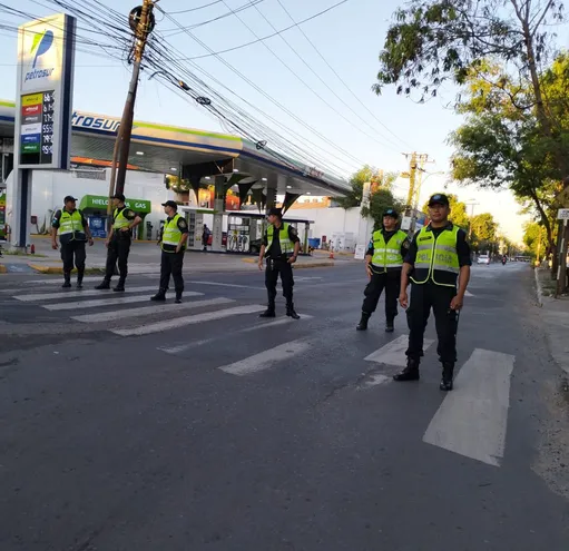 Agentes de la Policía Nacional bloquean el acceso al centro de Asunción sobre la avenida Artigas.