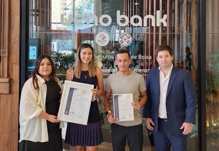 Liz Aquino, Martha Rodríguez, Luis Linares y Christian Baumann exhiben la certificación ISO 27001 de ueno bank.