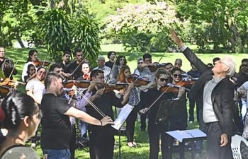 Una orquesta de alrededor de 70 músicos se conformó de manera espontánea y motivada por el cariño al maestro Miranda, aquí bajo la dirección de Javier Aquino Maidana.
