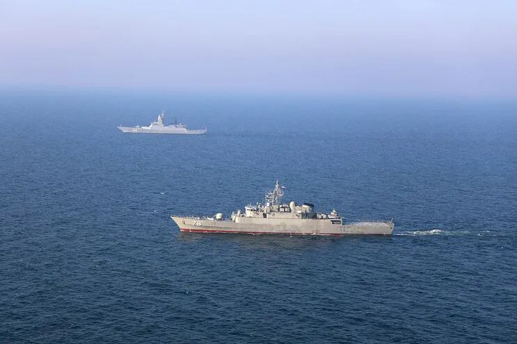 Fuerzas navales rusas e iraníes realizan ejercicios militares conjuntos en el océano Índico.