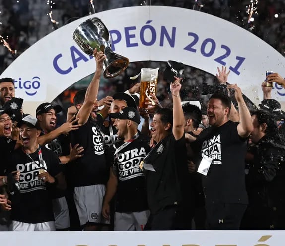 Los jugadores de Olimpia festejan la conquista de la Supercopa Paraguay.