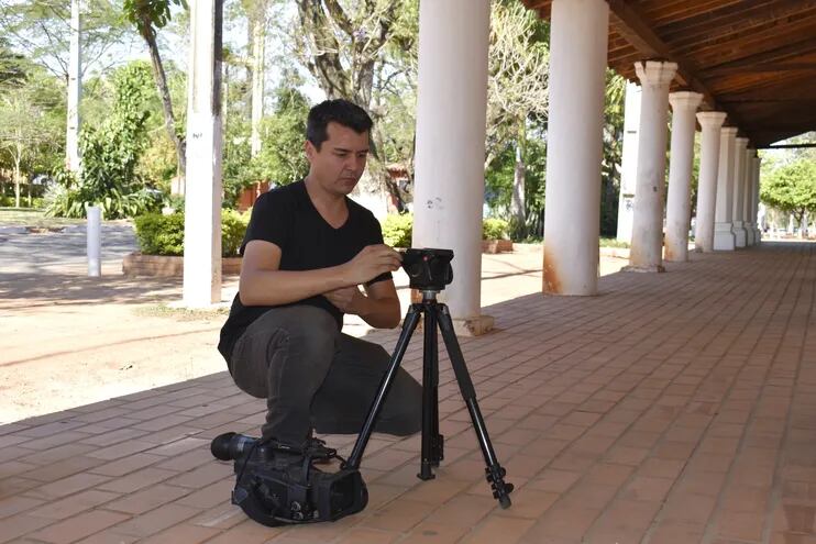 El cineasta Juan Carlos Lucas en la ciudad de Itauguá, donde reside.