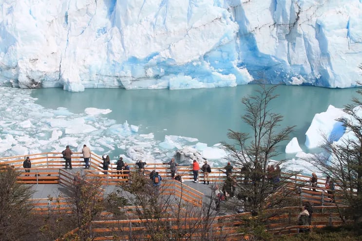 El glaciar Perito Moreno, en Argentina es un foco de turismo.