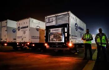 Los camiones logísticos encargados de trasladar las vacunas Pfizer a la sede de la distribuidora "La Policlínica".