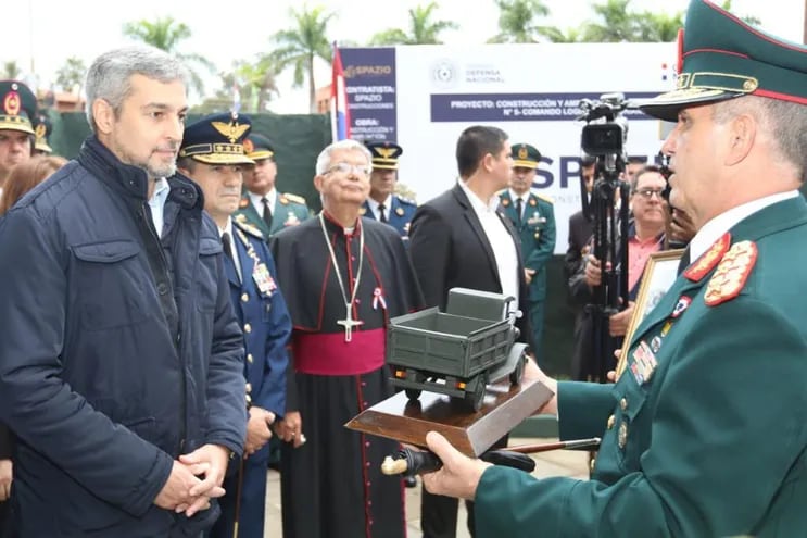 Mario Abdo Benítez (izq.) presidió ayer el acto del 42° aniversario del Comando Logístico.