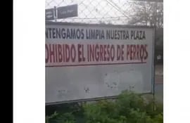 Print del video donde se ve el cartel que prohíbe la entrada de perros a la plaza Mburicaó.