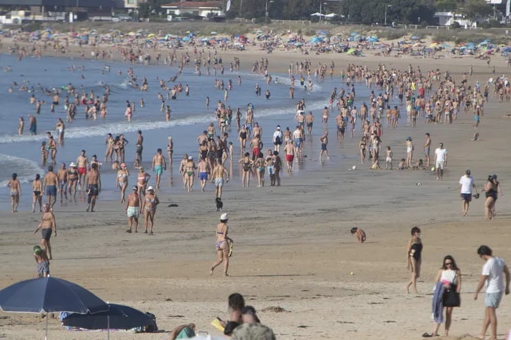 Cientos de personas se han acercado este sábado a la playa América de Nigrán para disfrutar de las altas temperaturas registradas en la región.