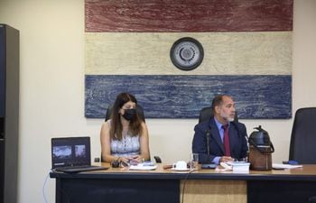 El juez penal de garantías Gustavo Amarilla y la actuaria judicial Celia Salinas.