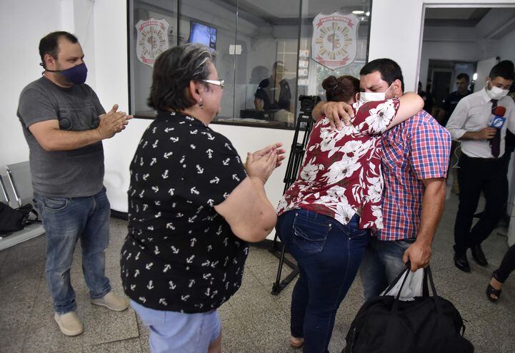Oscar Fernández, siendo recibido por sus seres queridos tras su liberación.