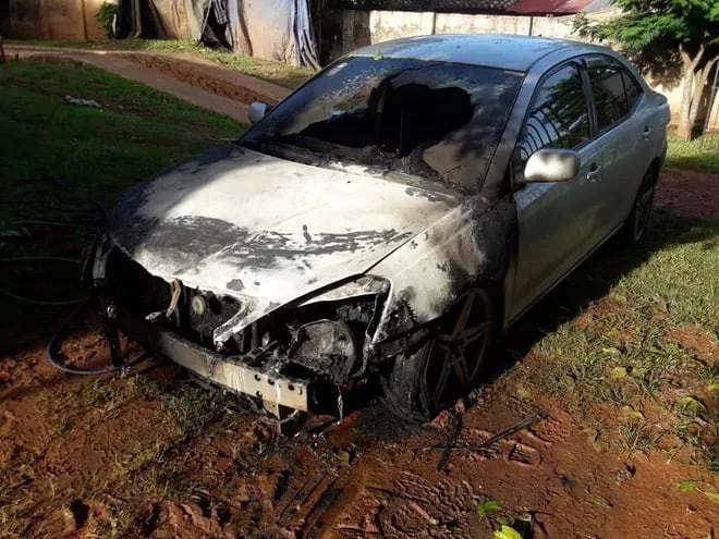 Desconocidos queman el vehículo de un funcionario público.