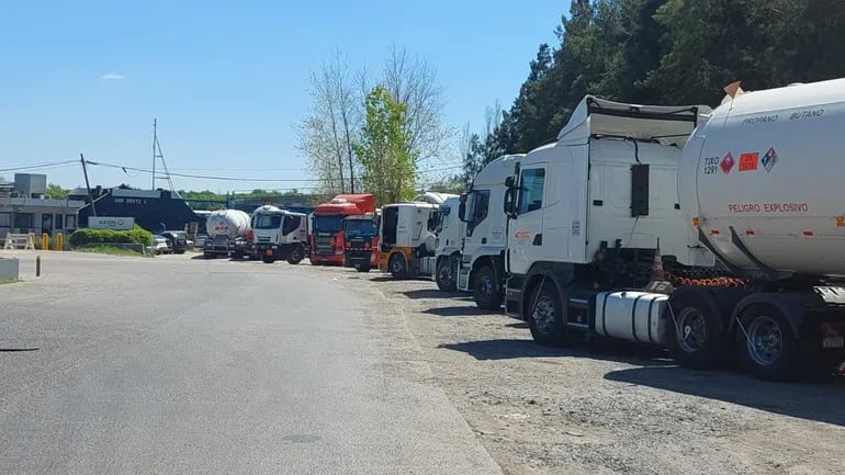 Alegan que un total de 33 camiones están varados en diferentes refinerías de Argentina.