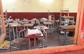 Aula en mal estado en una escuela de Asunción.