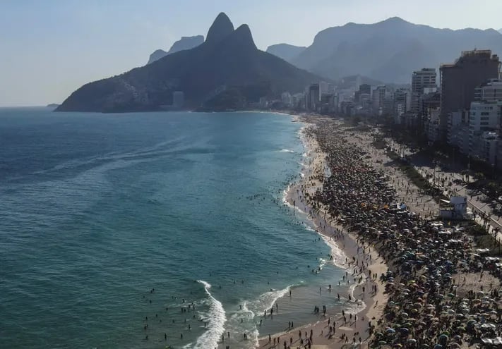 Fotografía tomada con dron que muestra a miles de personas en la playa de Ipanema en Río de Janeiro (Brasil).
