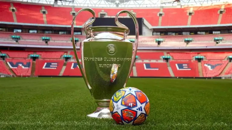 EL trofeo de la Champions League en el estadio Wembley, en Londres, Inglaterra.