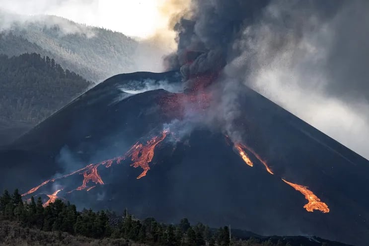 Momento en el que una nueva boca se ha abierto en la parte inferior del cono secundario del volcán de La Palma, de la que sale abundante lava.