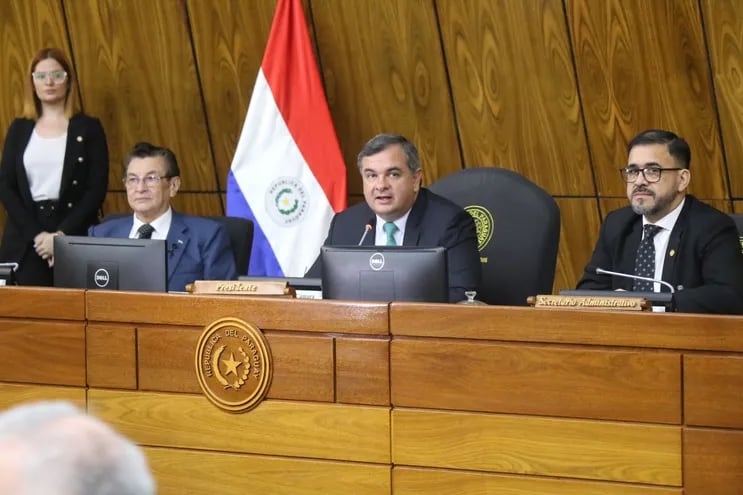 El presidente interino de Diputados, Carlos Arrechea (ANR, oficialista) tuvo que someter a votación 3 veces el tema.