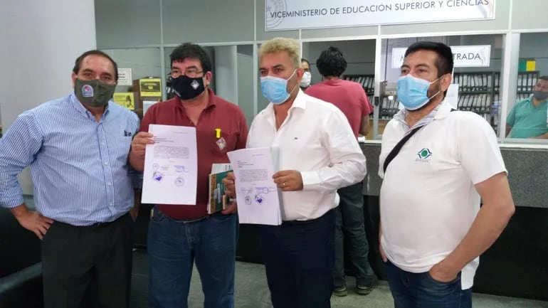 Miguel Marecos (Sinadi), Gabriel Espínola (Otep-A), Silvio Piris (FEP) y Rubén Irala (Sifemec) presentaron esta mañana el proyecto de Ley