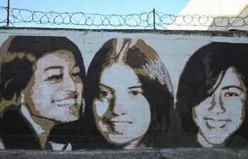 Un mural que homenajea a las "Muchachas de abril", Laura Raggio, Diana Maidanik y Silvia Reyes, cerca del sitio donde fueron acribilladas durante la dictadura cívico-militar uruguaya (1973-1985), en el barrio Brazo Oriental, en Montevideo (Uruguay), el 19 de mayo de 2022. Han pasado más de cuatro décadas desde la madrugada de 1974 en que las Fuerzas Conjuntas del régimen militar uruguayo acribillaron a Diana Maidanik, Laura Raggio y Silvia Reyes, cuyos rostros inmortalizados en fotos son recordados cada abril, y su crimen sigue esperando verdad y justicia.