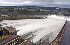 arriba-la-portentosa-hidroelectrica-de-itaipu-una-maravilla-de-la-ingenieria-que-ha-beneficiado-mucho-mas-a-brasil-que-a-paraguay-a-la-derecha-je-235919000000-580925.jpg