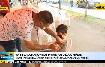 Varios niños acuden con sus padres para vacunarse contra el covid-19