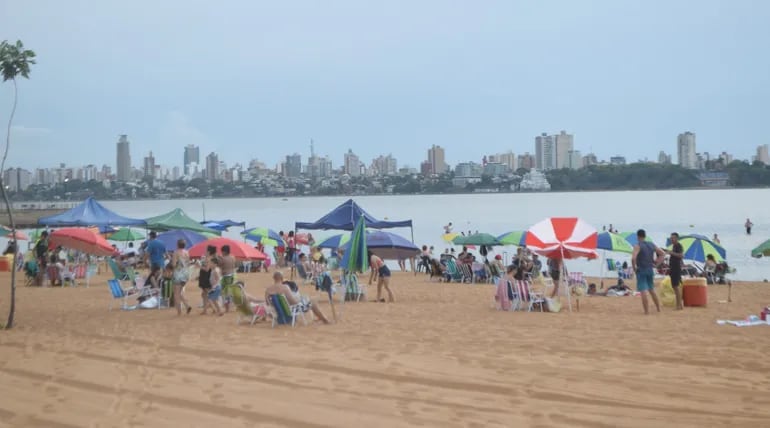 Vista de la playa San José, el principal motivo de atracción de miles de turistas que llegan de distintos puntos del país.