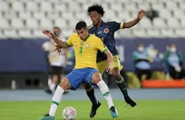 Thiago Silva de Brasil disputa el balón con Juan Cuadrado de Colombia, durante el partido que Brasil ganó 2-1.