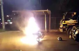 Momento en que la motocicleta es totalmente consumida por el fuego, tras ser incendiada por su propio dueño.