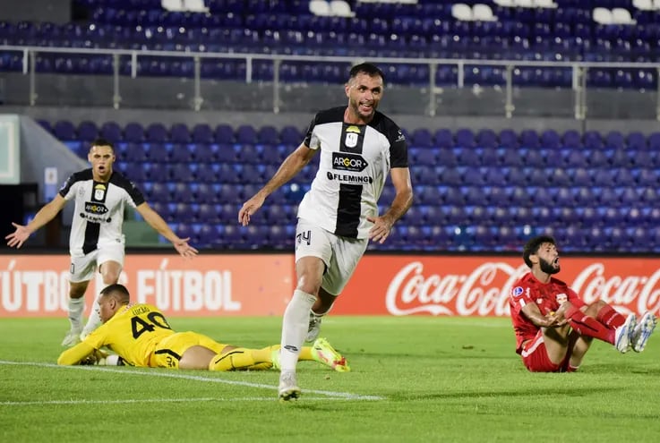 Edson Cariús, festeja su gol para Tacuary en la Sudamericana ante Bragantino.