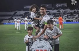 Iván Torres posa feliz y emocionado con sus hijos Elías, Emmanuel y Piero, tras ser homenajeado por sus 200 partidos con la casaca del Olimpia.